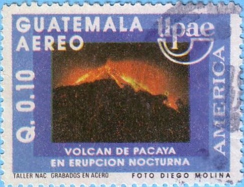 Volcán de Pacaya en erupción nocturna