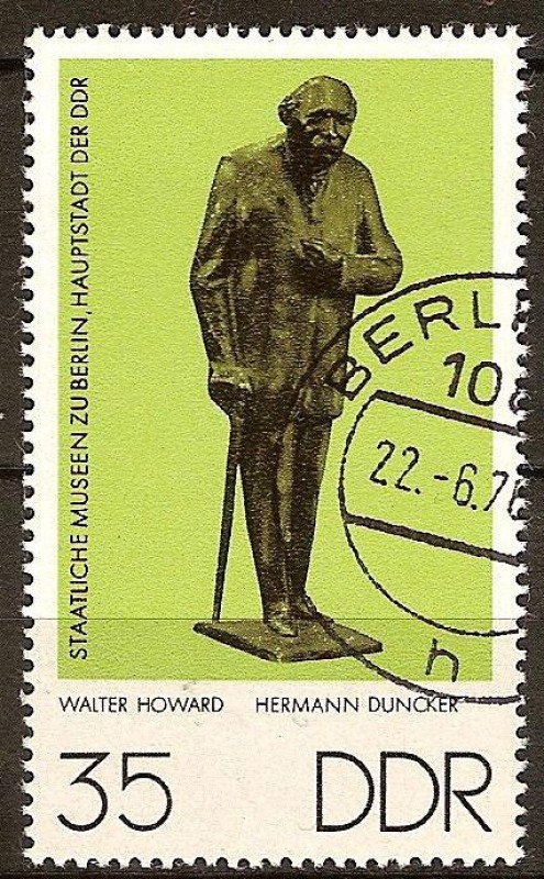 Museos Estatales de Berlín, esculturas de bronce: Hermann Duncker, por Walter Howard(DDR).