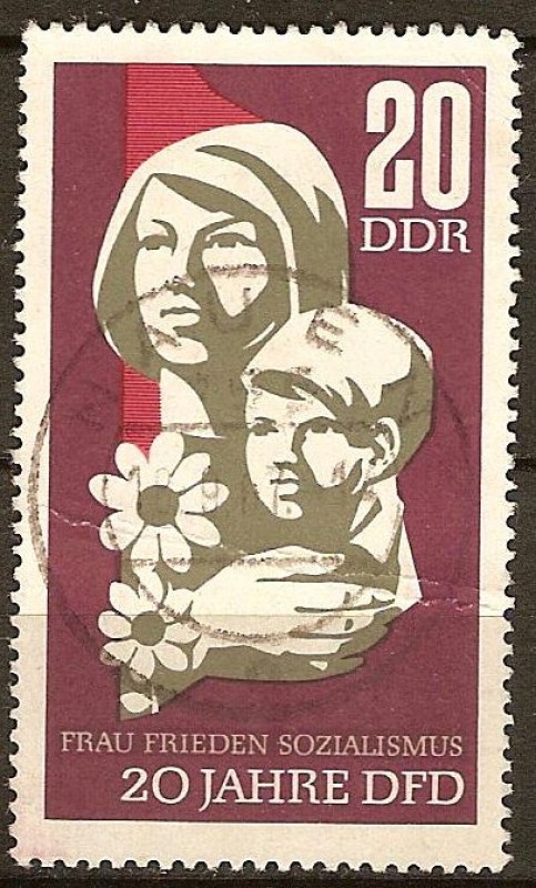 Aniv 20 de Federación de Mujeres Democráticas alemanes. Madre y el Niño(DDR)