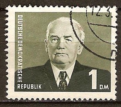 Wilhelm Pieck (primer presidente de la R.F.D-DDR) .