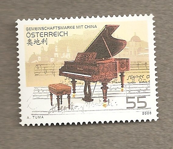 Piano, sello en comunidad con China