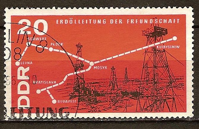Oleoducto y la amistad detrás de torres de perforación en el yacimiento de petróleo(DDR)