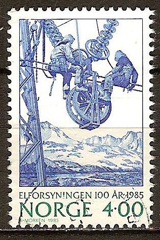 Centenario de la electricidad en Noruega. Hombres trabajando en cable aéreo.