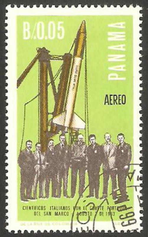 Científicos Italianos, con el cohete portador de San Marcos
