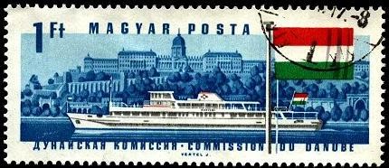 Barco diesel de pasajeros Hunyadi y Castillo Buda Hungría.