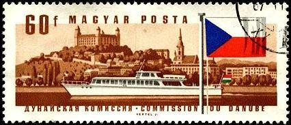 Transporte fluvial de pasajeros y castillo Bratislava en Checoslovaquia.