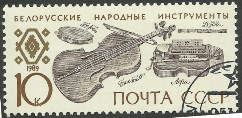 5672 - Instrumentos musicales, violón, pandereta, flauta