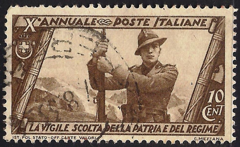 X aniversario del gobierno fascista y la Marcha sobre Roma. Soldado vigilando el paso de montaña.