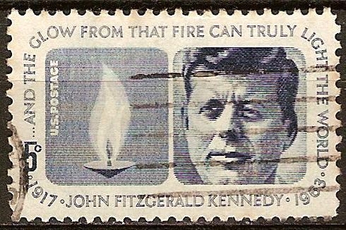 John Fitzgerald Kennedy y el resplandor de esa llama podrá en verdad iluminar al mundo.
