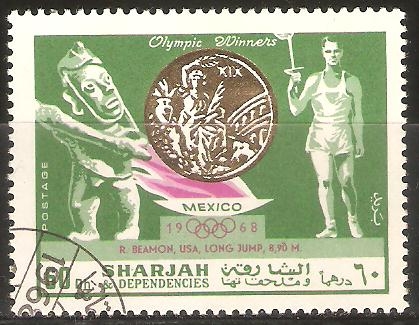 JUEGOS  OLÌMPICOS  MEXICO  1968.   R.  BEAMON  CAMÈÒN  EN  SALTO  LARGO               