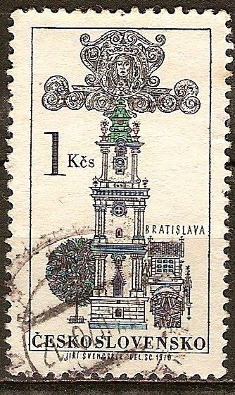  Perno gótico y la torre del Ayuntamiento, Bratislava.
