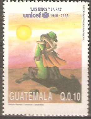 SOLDADO  ABRAZANDO  NIÑA.  50th  ANIVERSARIO  DE  LA  UNICEF