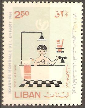 NIÑO  EN  LA  BAÑERA  Y  EMBLEMA  DE  UNICEF