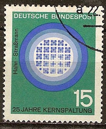 25 años de la fisión nuclear Otto Hahn y Strassmann.