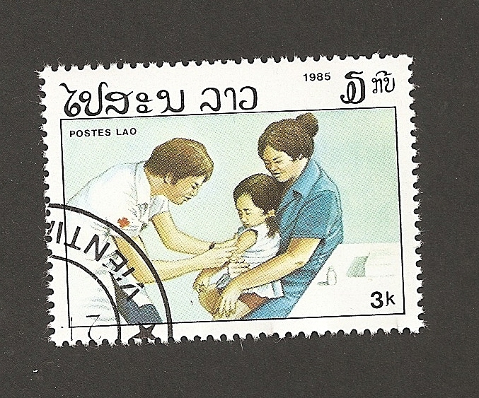Enfermera vacunando niño