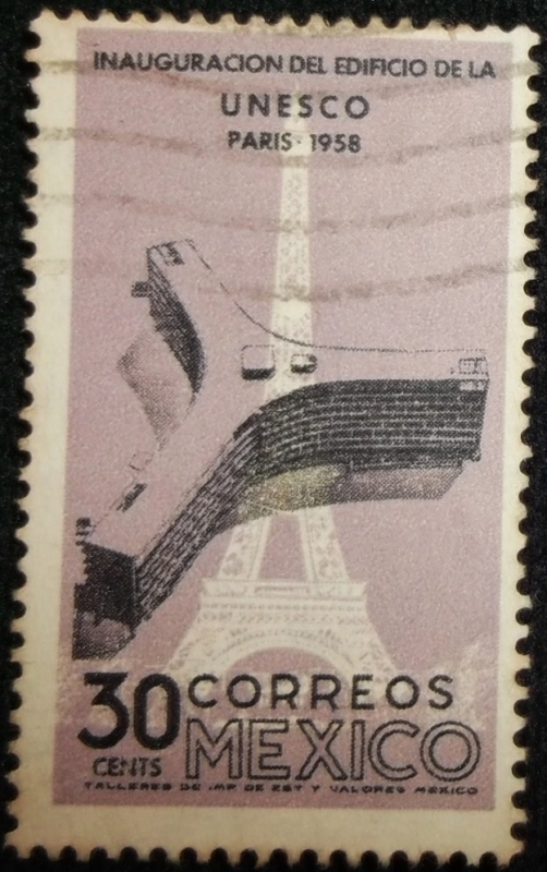 Edificio UNESCO en París y Torre Eifel