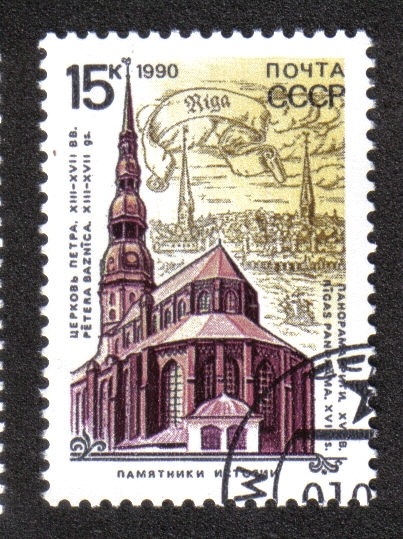 La iglesia de San Pedro en el fondo de la antigua Riga