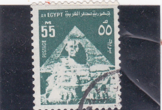 pirámide y efigie