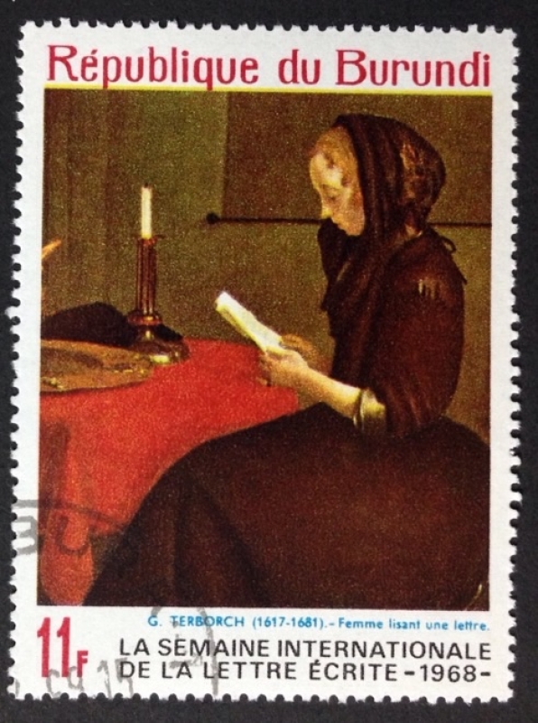 mujer leyendo una carta