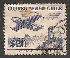 Avion sobrevolando la isla de Pascua y un moai