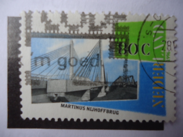 Puente: Martinus Nijhoffbrug, sobre el río Waal, nombre en honor al poeta.