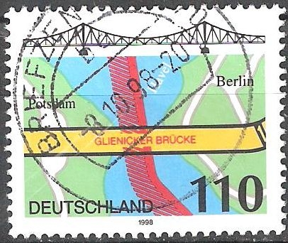Puente Glienicke a través de la Havel entre Potsdam y Berlín.