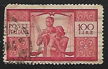 Pareja con niño y balanza de la justicia