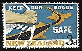 Mano al volante y mapa de Nueva Zelandia
