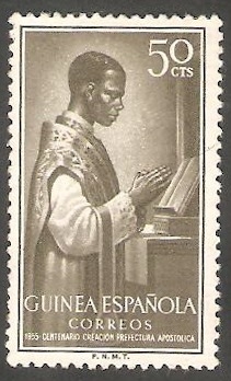 guinea española - 346 - Sacerdote indígena