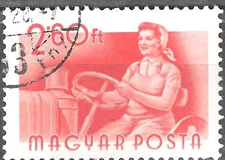 Trabajadores húngaros.Mujer tractorista.