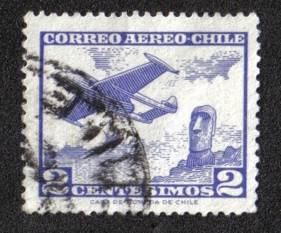 Avión y Moai en la Isla de Pascua