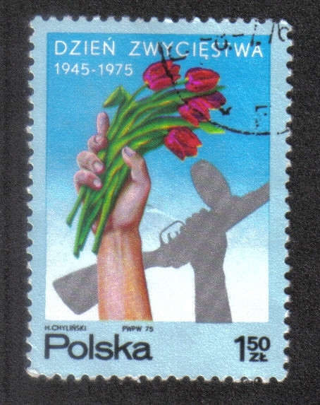 30th anniv. Fin de la Segunda Guerra Mundial, manos sosteniendo tulipanes y rifle