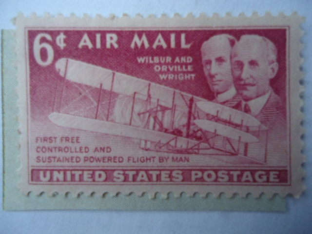 Los hermanos:Wilbur y Orville Wright y su avión - Primer vuelo controlado y sostenido por el hombre.