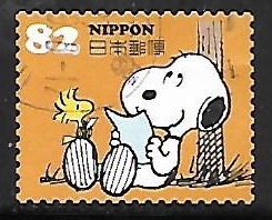Snoopy reading letter