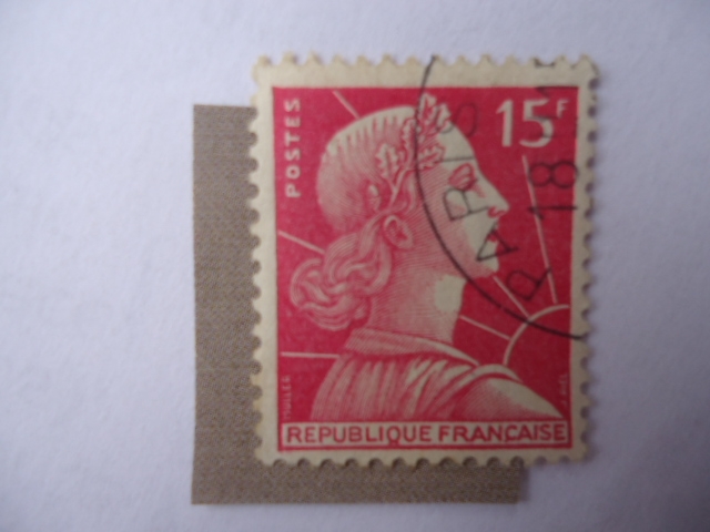 Marianne-Coronada de Laureles y enfrentada al Sol-Diseño de:Charles Louis Müller.