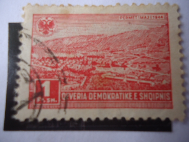 Vista del Municipio de Permet - Gobierno Democrático Albanés-Escudo Armas.