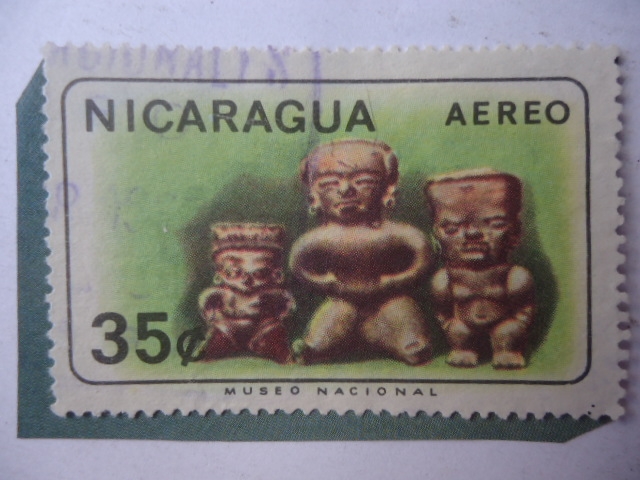 Museo Nacional - Tres Estatuas. Familia- Antiguedades Nicaraguenses.