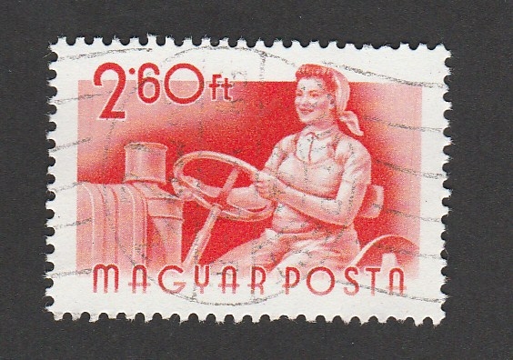 Mujer conduciendo tractor