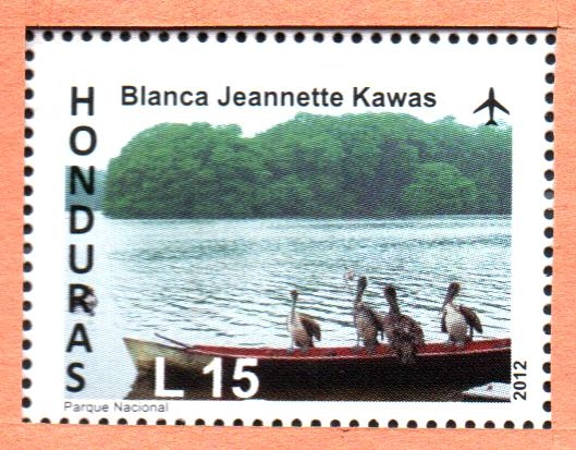 PARQUE  NACIONAL  BLANCA  JEANNETTE  KAWAS.  BAHÍA  Y  CANOA  CON  PELÍCANOS.