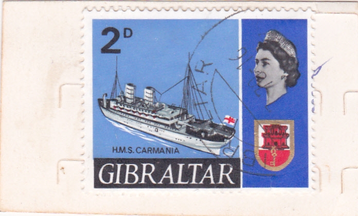 H.M.S. Carmania- escudo y Reina Isabel II