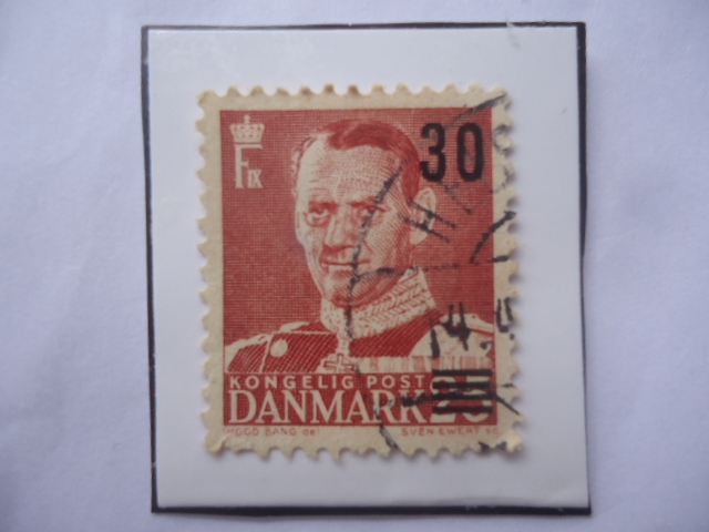 King Frederick IX de Dinamarca (1899-1972) - Sello con Sobretasa de 30 sobre 25 ore Danés, año 1956.