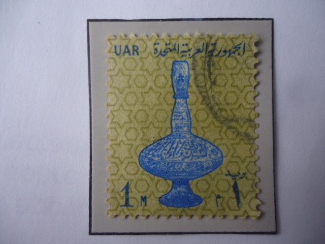 UAR-República Árabe Unida- Botella de Vidrio cuello Largo Decorada- Arte Egipcio- Sello de1 Millieme