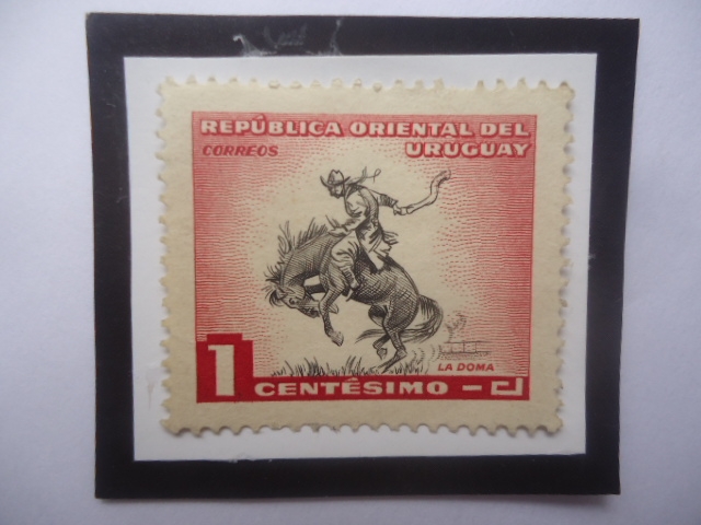 La Doma - Gaucho amansando un Caballo- Sello de 1 Céntimo, año 1954.