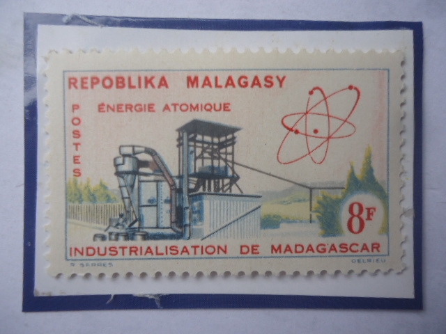Industrialisation de Madagascar- Reactor Atómico-Energía Atómica-Sello de 8 Fr-Franco CFA