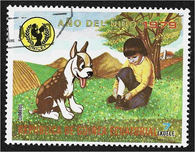 Año Internacional del Niño (IN). Niño con perro