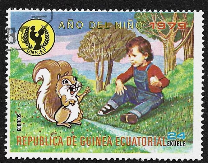 Año Internacional del Niño (IN). Niño con ardilla