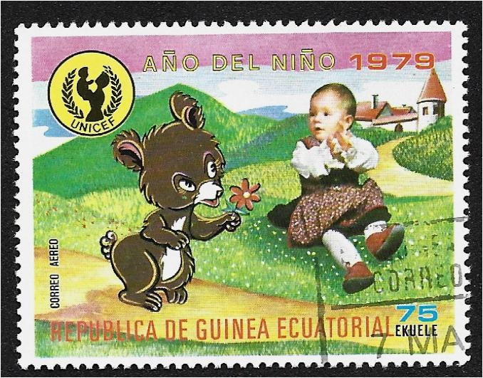 Año Internacional del Niño (IN). Niño con oso
