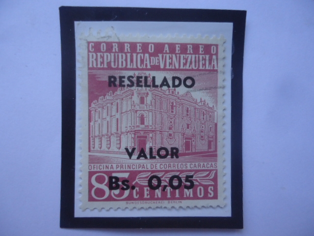 Oficina Principal de Correos Caracas-Resellado- Valor Bs o.o5 sobre 85 céntimos- Año 1965
