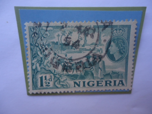Groundnuts (Cacahuetes)-Cosecha de Nueces- Queen Elizabeth II- Sello de 1,1/2Penique Nigeriano. año 