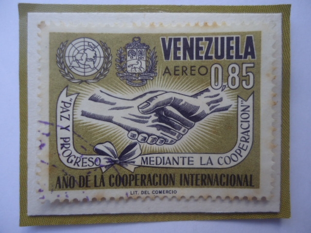 Paz y Progreso mediante  la cooperación-Año de la Cooperación Internacional-Apretón de manos-Escudos